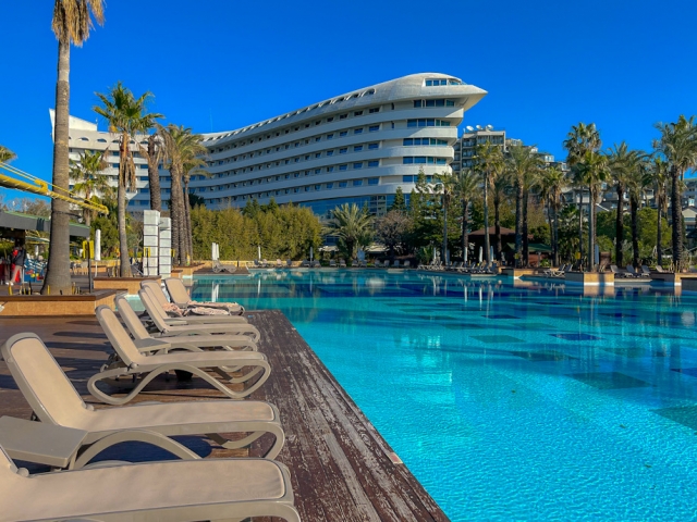 リゾートバイトは危ない?口コミ・デメリット・つらい実態|安全に働くための対策完全ガイド